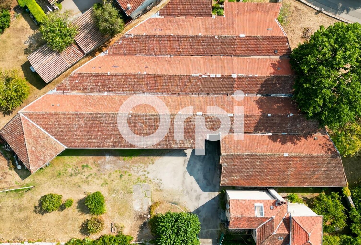 1300m² de hangars et une maison de caractère ancienne — photo 1