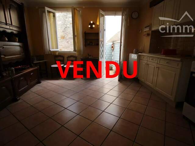 A vendre maison de village avec  une cour et une terrasse — photo du bien