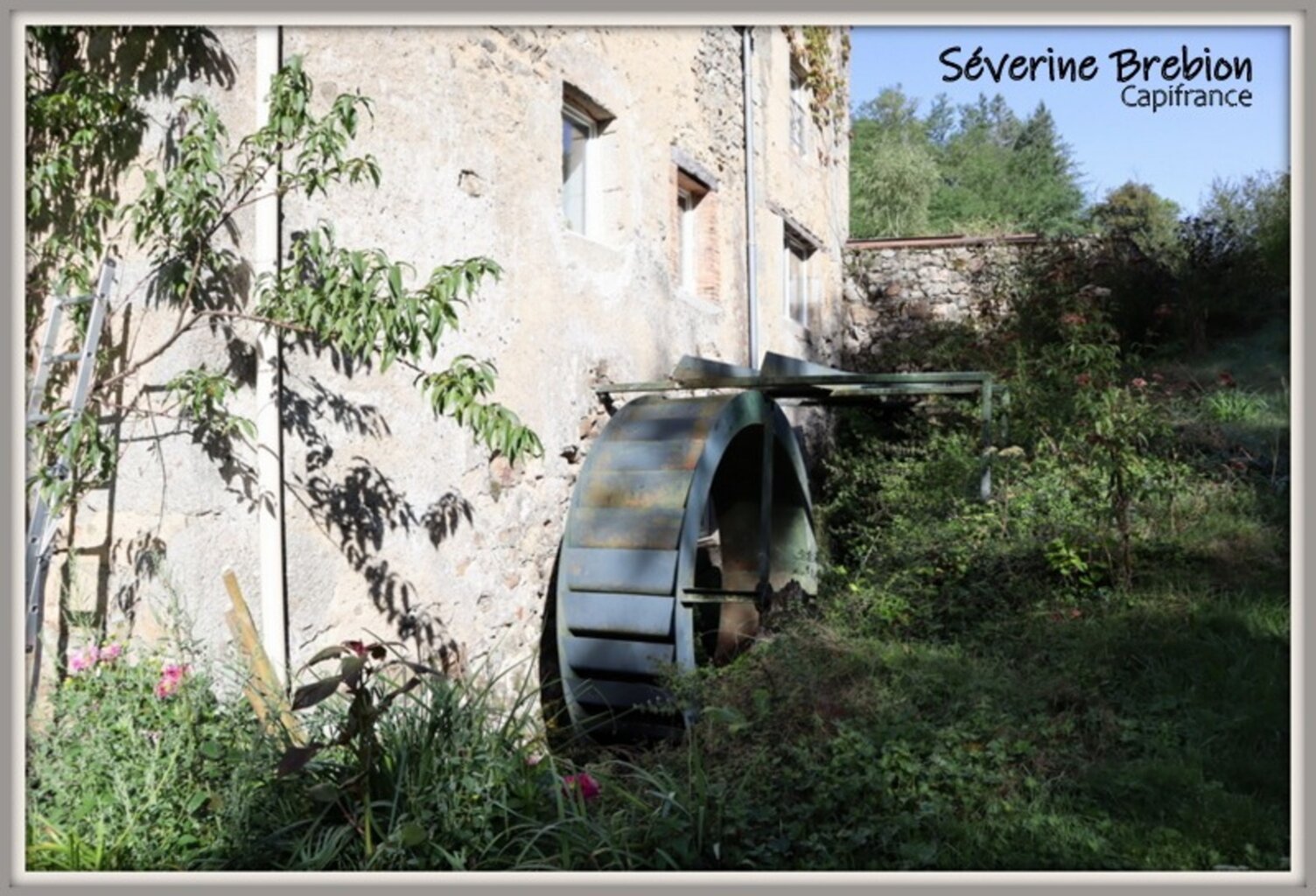 🏡 Maison rénovée en pierre de 166 m², 4 chambres, vaste séjour, dépendance, assainissement OK, avec ancien moulin et terrain de 1,8 hectare à Saint-Rémy-sur-Durolle — photo 1