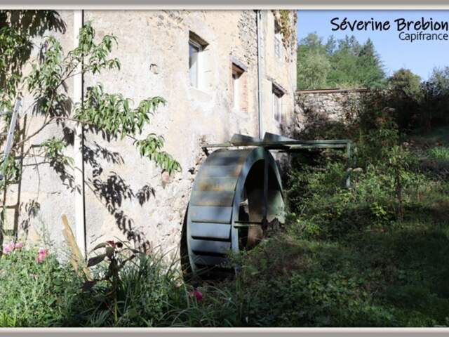 Maison rénovée en pierre de 166 m², 4 chambres, vaste séjour, dépendance, assainissement OK, avec ancien moulin et terrain de 1,8 hectare à Saint-Rémy-sur-Durolle — photo du bien