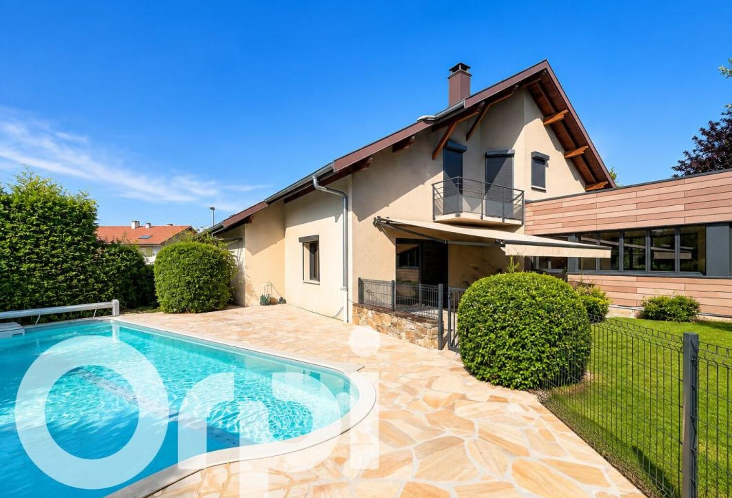Magnifique villa T5 offrant 300 m² au sol, avec piscine, salle de cinéma et double garage — photo 1