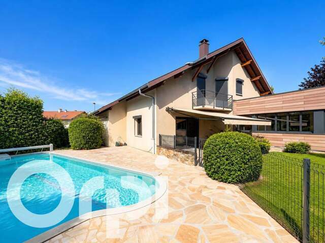 Magnifique villa T5 offrant 300 m² au sol, avec piscine, salle de cinéma et double garage — photo du bien