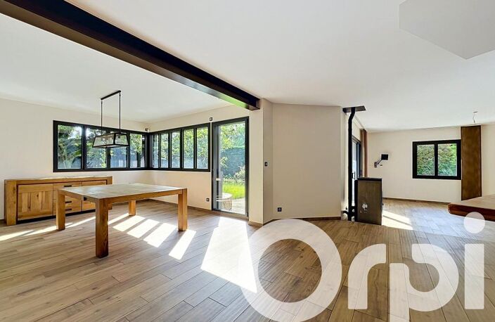Magnifique villa T5 offrant 300 m² au sol, avec piscine, salle de cinéma et double garage — photo 3