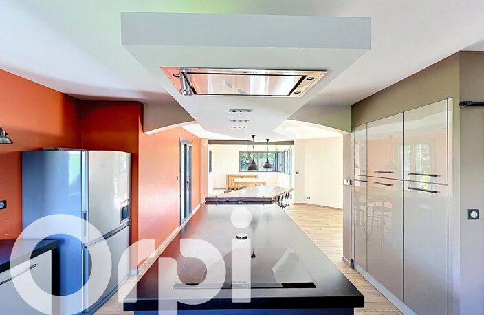 Magnifique villa T5 offrant 300 m² au sol, avec piscine, salle de cinéma et double garage — photo 5