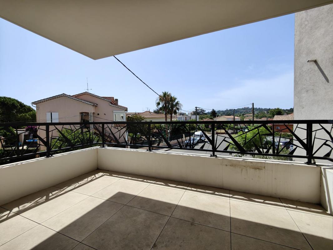 Appartement À Louer TOULON est - type 2 avec terrasse et place de parking
