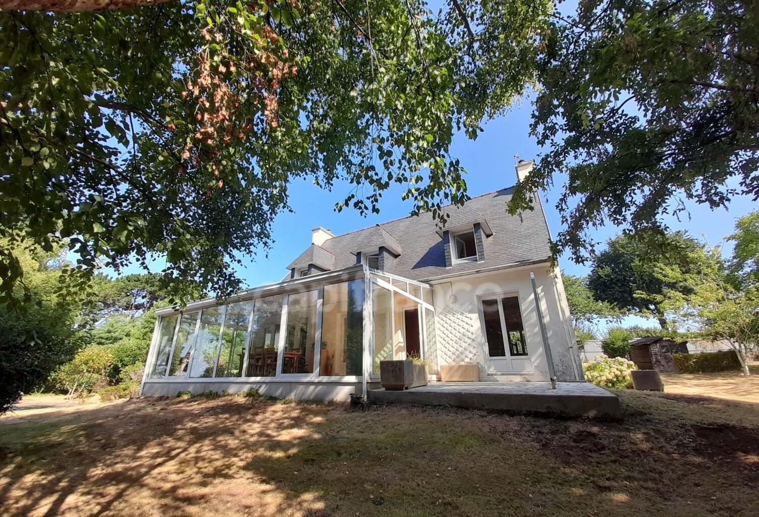 Maison à vendre sur sous-sol total - secteur Plogonnec - Surface habitable 134 m2 - 6 pièces- 4 chambres - 1 bureau- véranda- jardin-parcelle de 2794 m2 — photo 1