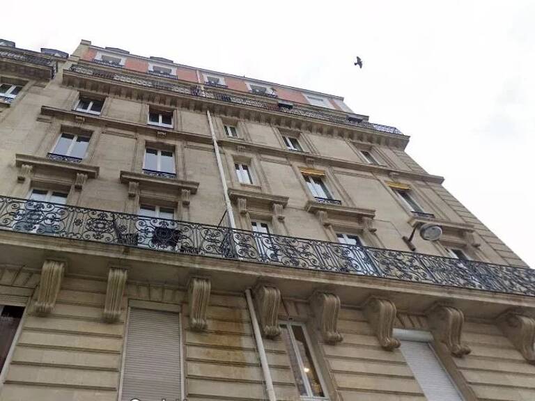PARIS 17E — CHAMBRE DE SERVICE AVEC ASCENSEUR — photo 1