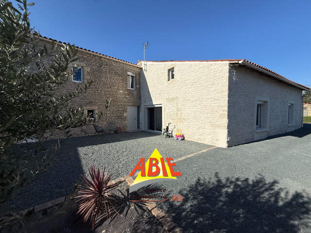 Maison en pierres rénovée de 211 m2 sur la commune de Lesson — photo du bien