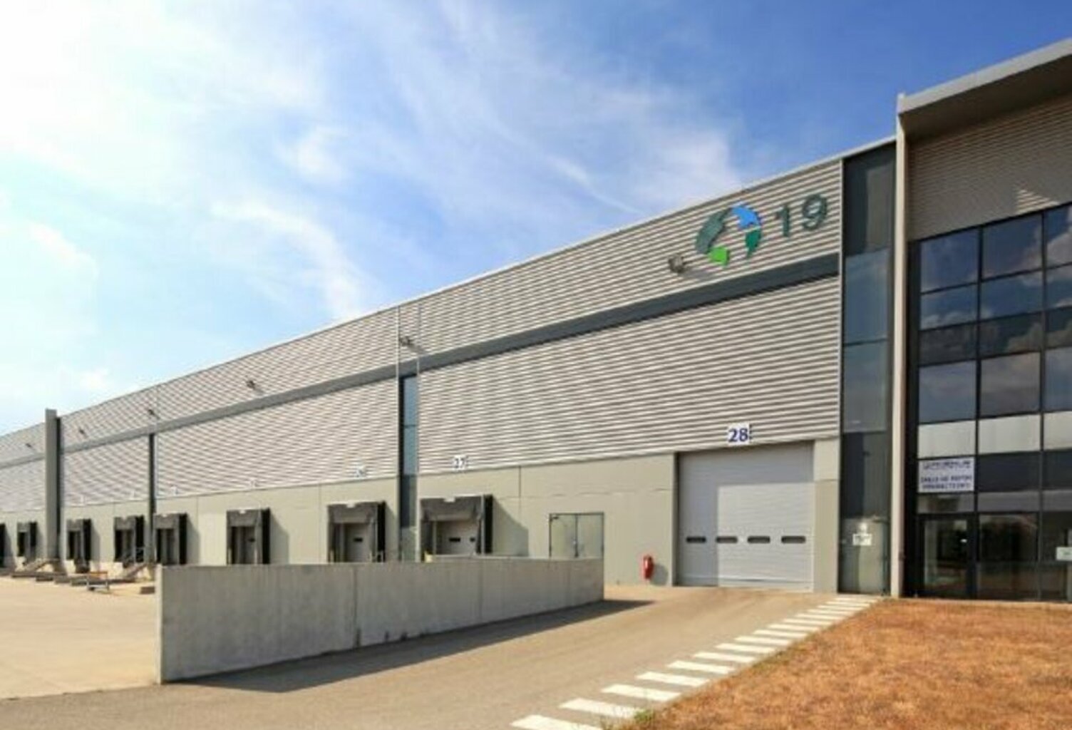 ENTREPOT LOGISTIQUE à LOUER — photo 1