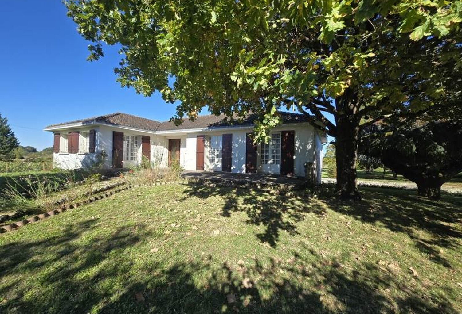 Vente immeuble   Jonzac (17500) — photo 1