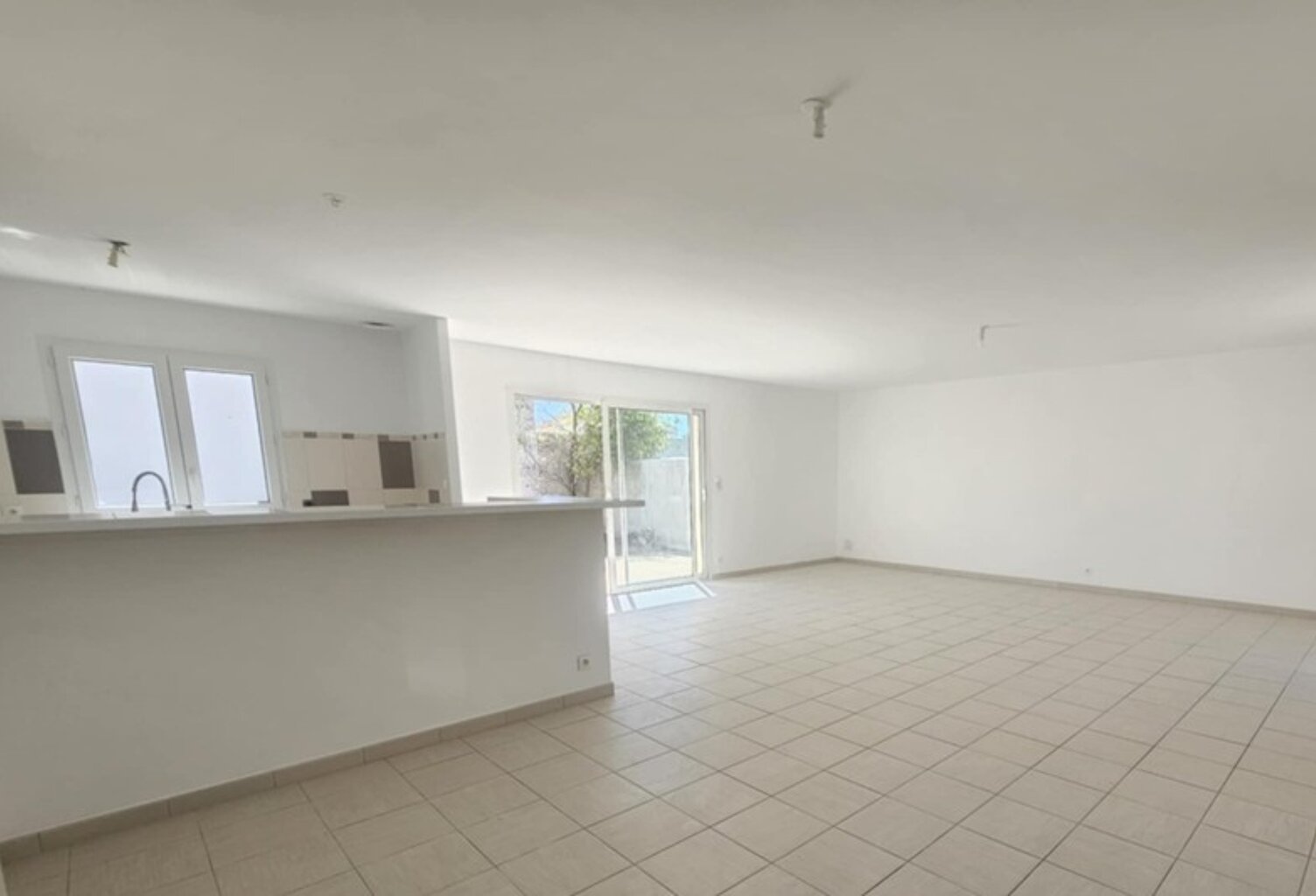 MAISON DE PLEIN PIED 117 M2 - SANS VIS À VIS - GRANDE PIÈCE DE VIE - 3 CHAMBRES - PISCINABLE — photo 1