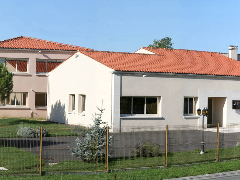 Maison à vendre 15 pièces MIGRON (17) — photo 1