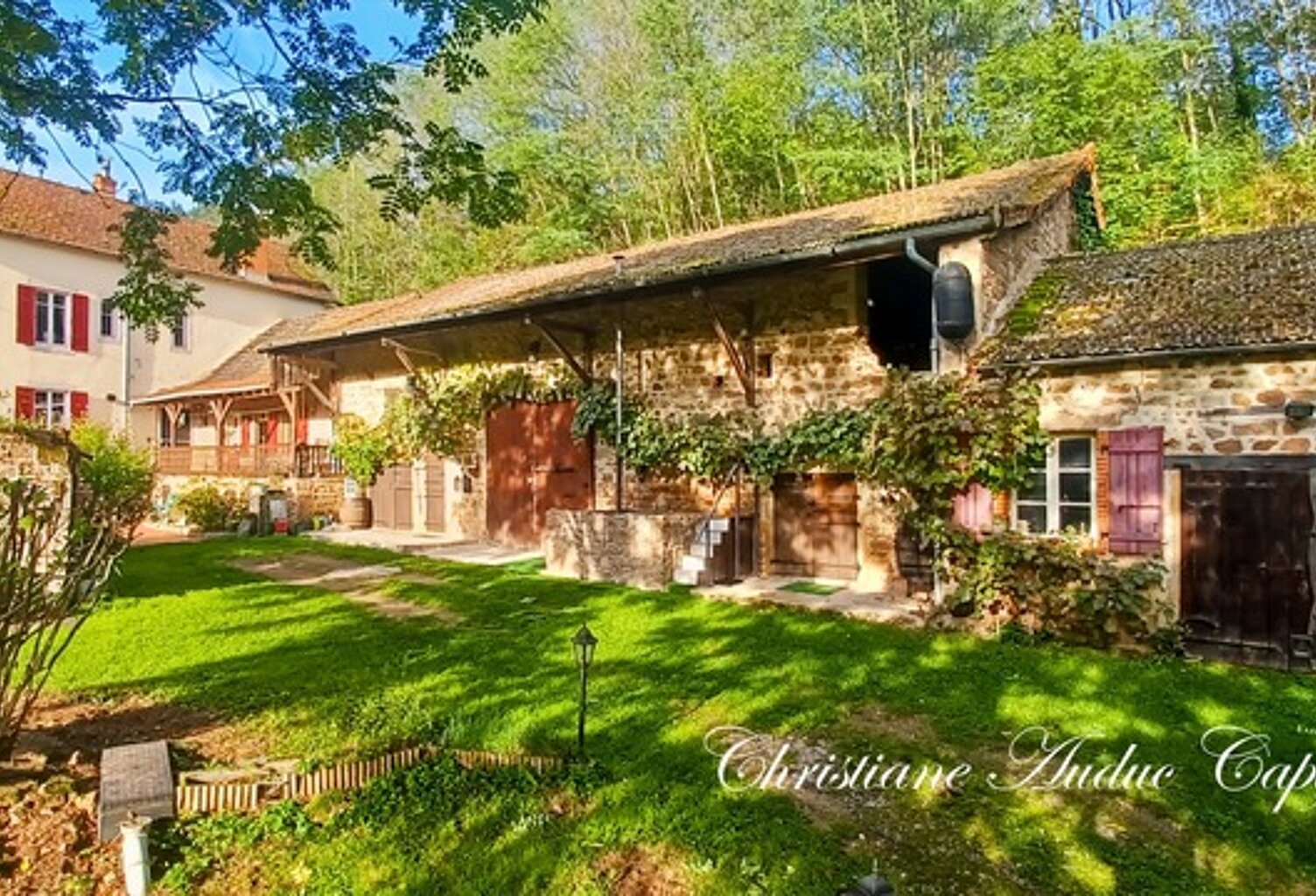 Entre Cluny et Charolles, ensemble immobilier avec 3 gîtes, d'une surface de 190 m², sur terrain de 6 000 m² — photo 1