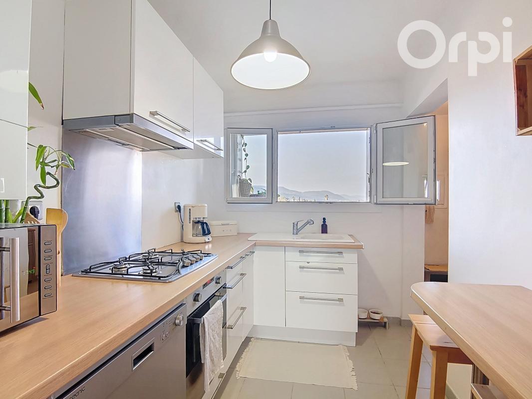 Photo Appartement t3 en dernier étage à vendre au centre ville du Pradet avec parking privatif et balcon Sud image 3/4