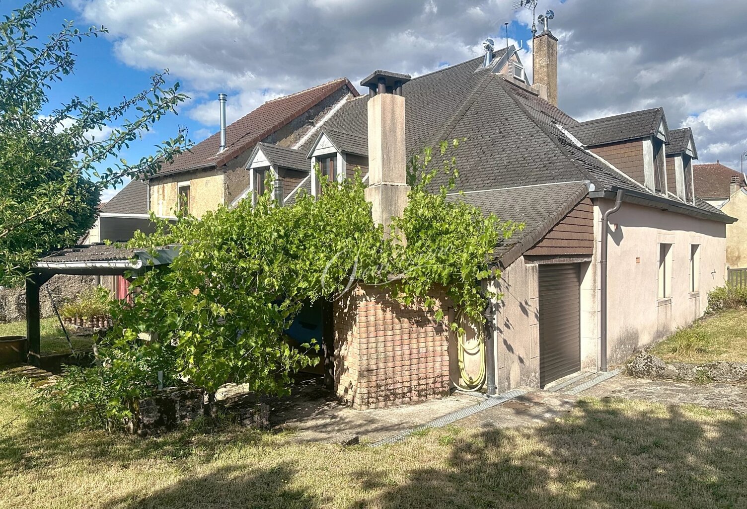 SAULIEU : Grande maison sur deux niveaux, au calme — photo 1