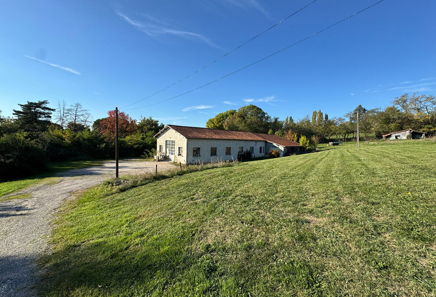 RARE SUR LE MARCHE VILLENEUVOIS / un bâtiment au fort potentiel — photo 1