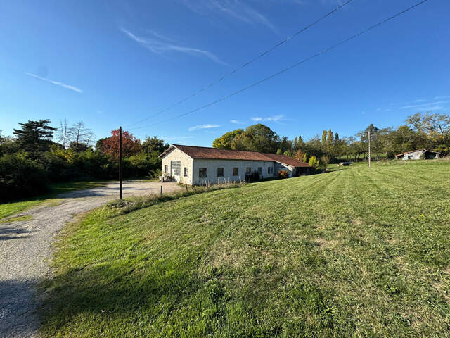RARE SUR LE MARCHE VILLENEUVOIS / un bâtiment au fort potentiel — photo du bien