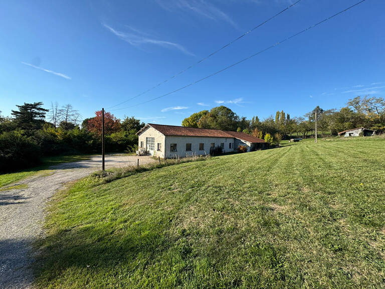 RARE SUR LE MARCHE VILLENEUVOIS / un bâtiment au fort potentiel — photo 1