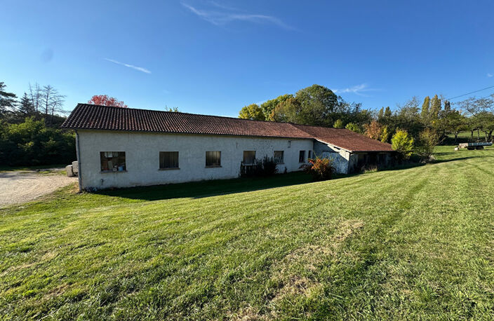 RARE SUR LE MARCHE VILLENEUVOIS / un bâtiment au fort potentiel — photo 3