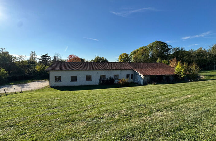 RARE SUR LE MARCHE VILLENEUVOIS / un bâtiment au fort potentiel — photo 4