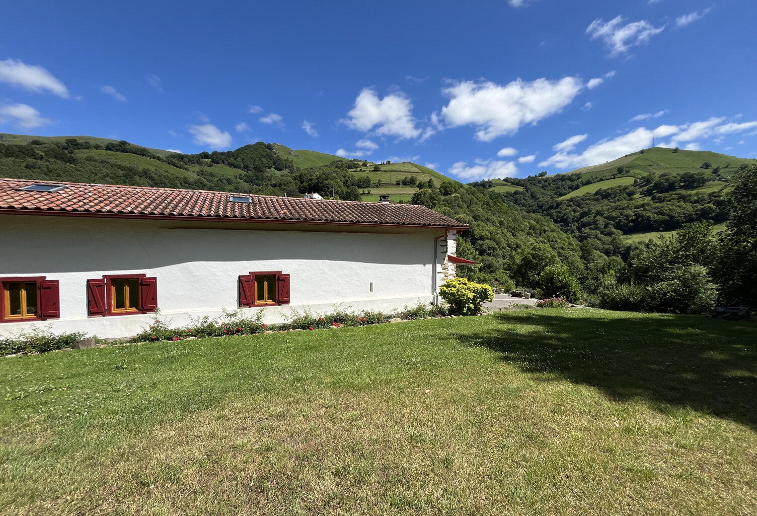 Ancienne bergerie rénovée et transformée en habitation sur un terrain verdoyant de 1 Ha. — photo 1