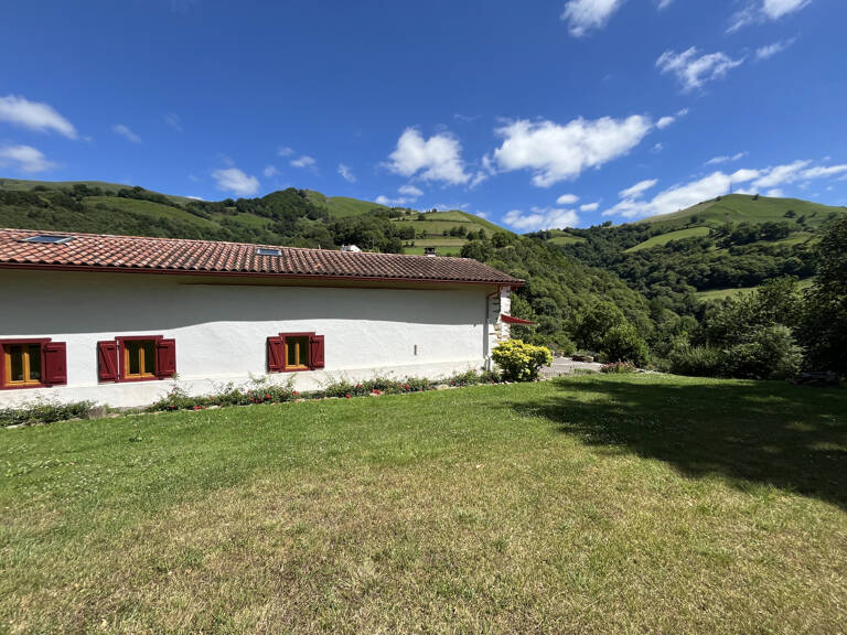 Ancienne bergerie rénovée et transformée en habitation sur un terrain verdoyant de 1 Ha. — photo 1