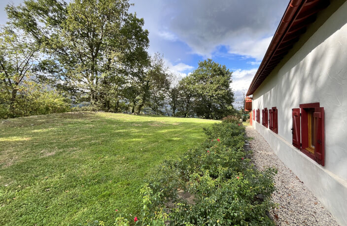 Ancienne bergerie rénovée et transformée en habitation sur un terrain verdoyant de 1 Ha. — photo 2