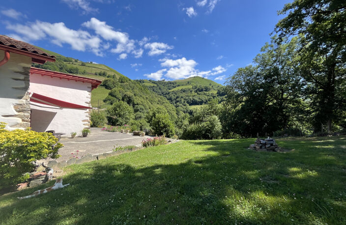 Ancienne bergerie rénovée et transformée en habitation sur un terrain verdoyant de 1 Ha. — photo 4
