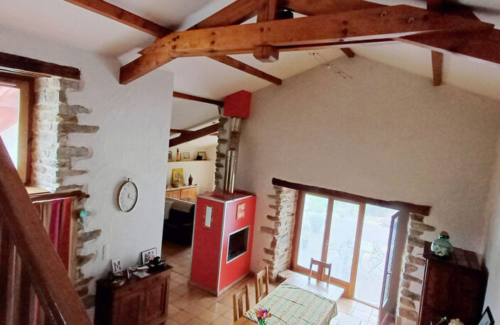 Ancienne bergerie rénovée et transformée en habitation sur un terrain verdoyant de 1 Ha. — photo 5