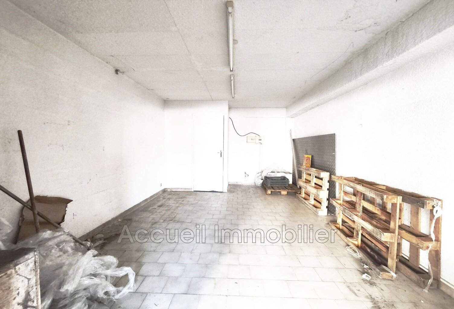 Murs commerciaux tous commerces d''environ 19 m².<BR>Idéal stocka — photo 1