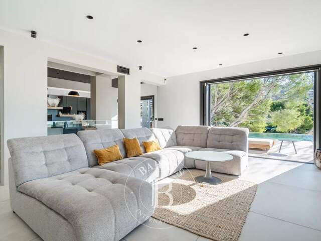 VENTE - CASSIS - CENTRE - MAISON RÉNOVÉE - 7 CHAMBRES - PISCINE — photo du bien