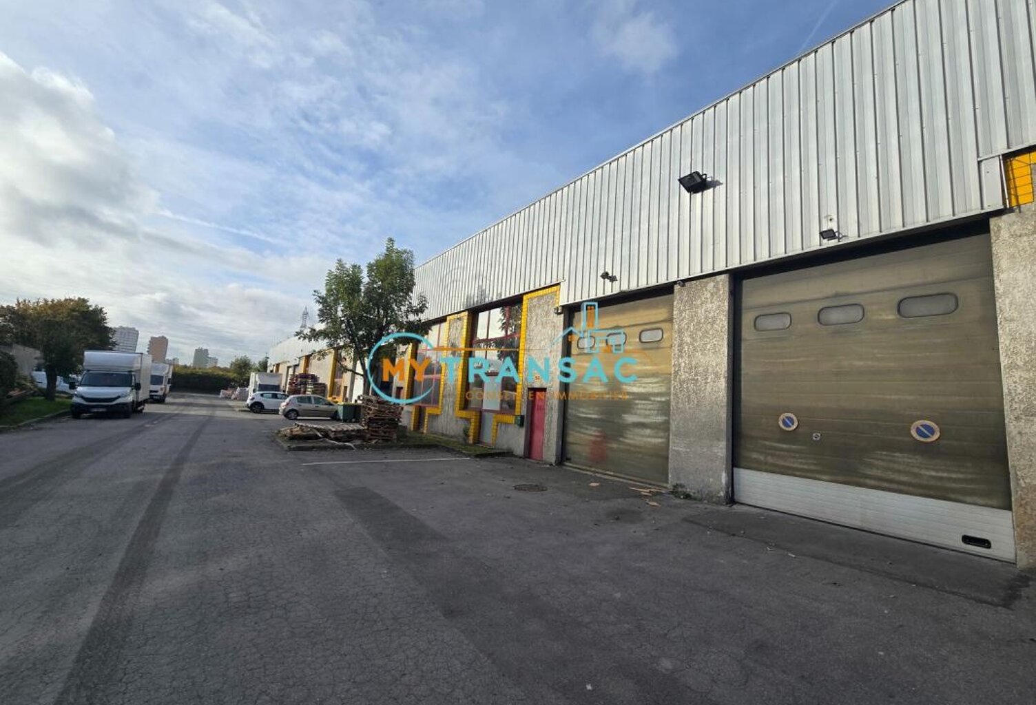 My Transac vous propose à la location des locaux d'activités et bureaux de 370m² et 392m² situés à Bondy — photo 1