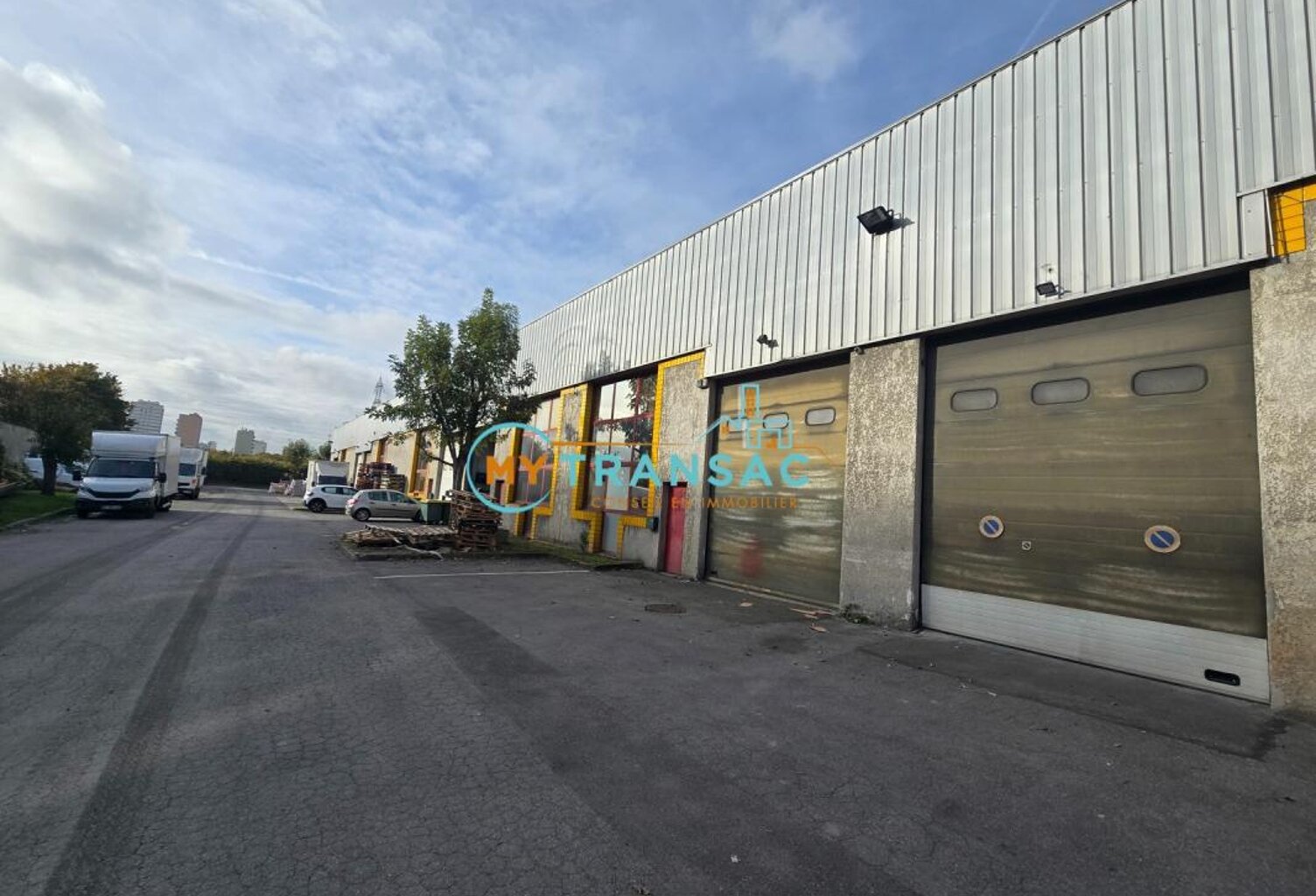 My Transac vous propose à la location des locaux d'activités et bureaux de 370m² et 392m² situés à Bondy — photo 1