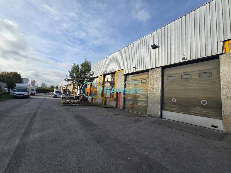 My Transac vous propose à la location des locaux d'activités et bureaux de 370m² et 392m² situés à Bondy — photo 1