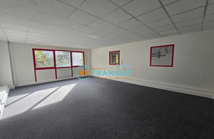 My Transac vous propose à la location des locaux d'activités et bureaux de 370m² et 392m² situés à Bondy — photo 5