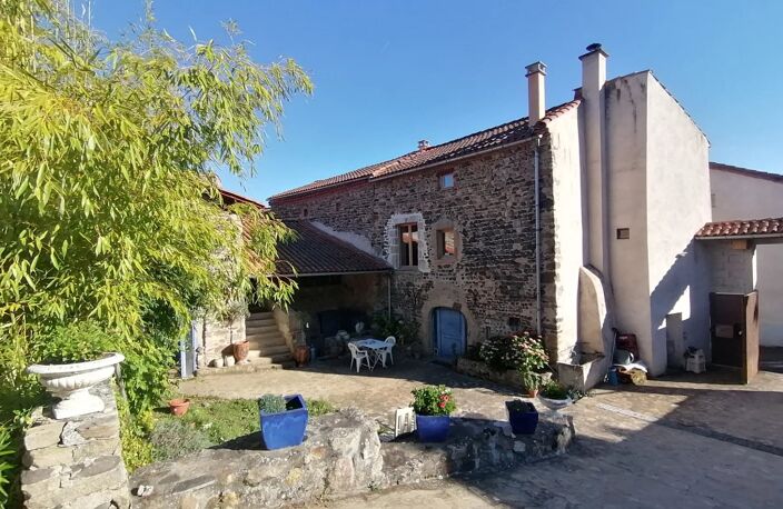 MAISON VIGNERONNE AVEC COUR INTERIEURE ET DÉPENDANCES — photo 2