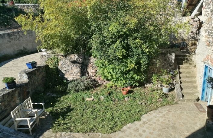 MAISON VIGNERONNE AVEC COUR INTERIEURE ET DÉPENDANCES — photo 3
