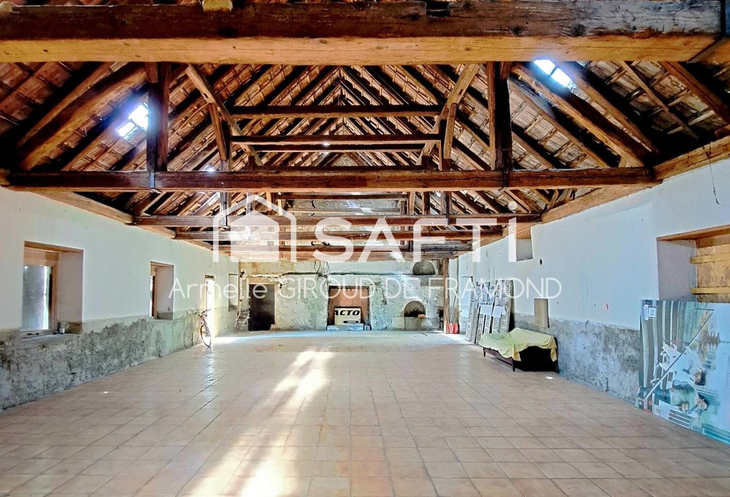 Au centre de Mulhouse , proche clinique du Diaconat Roosevelt et parking Buffon, bâtiment de 1830 de 308 m2 sur 549m2 de terrain comprenant notamment une grande salle principale de 150 m2 au sol pouvant avoir un 2 e niveau,  avec une belle charpente apparente (cachet et caractère) qui offre un beau potentiel de rénovatIon et une maison attenante de 158 m2. — photo 1