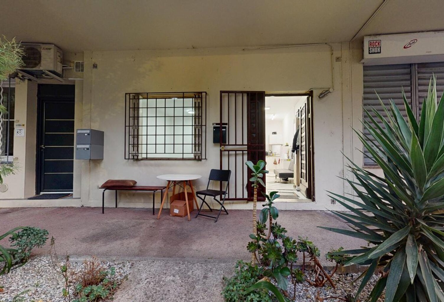 Bureau à vendre à La Trinité  avec stockage et double parking — photo 1