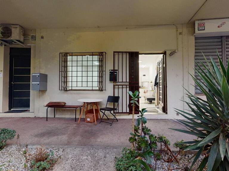 Bureau à vendre à La Trinité  avec stockage et double parking — photo 1