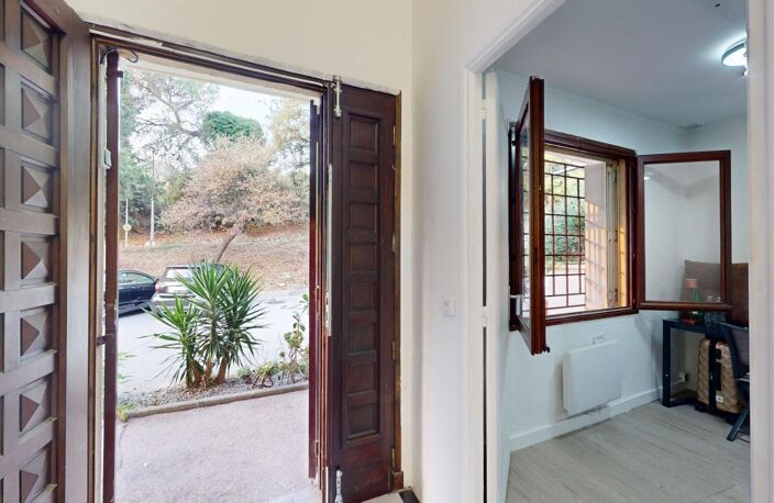 Bureau à vendre à La Trinité  avec stockage et double parking — photo 2