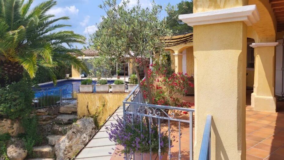 Villa / Maison  T7 à vendre Saint-Antonin-du-Var 83510