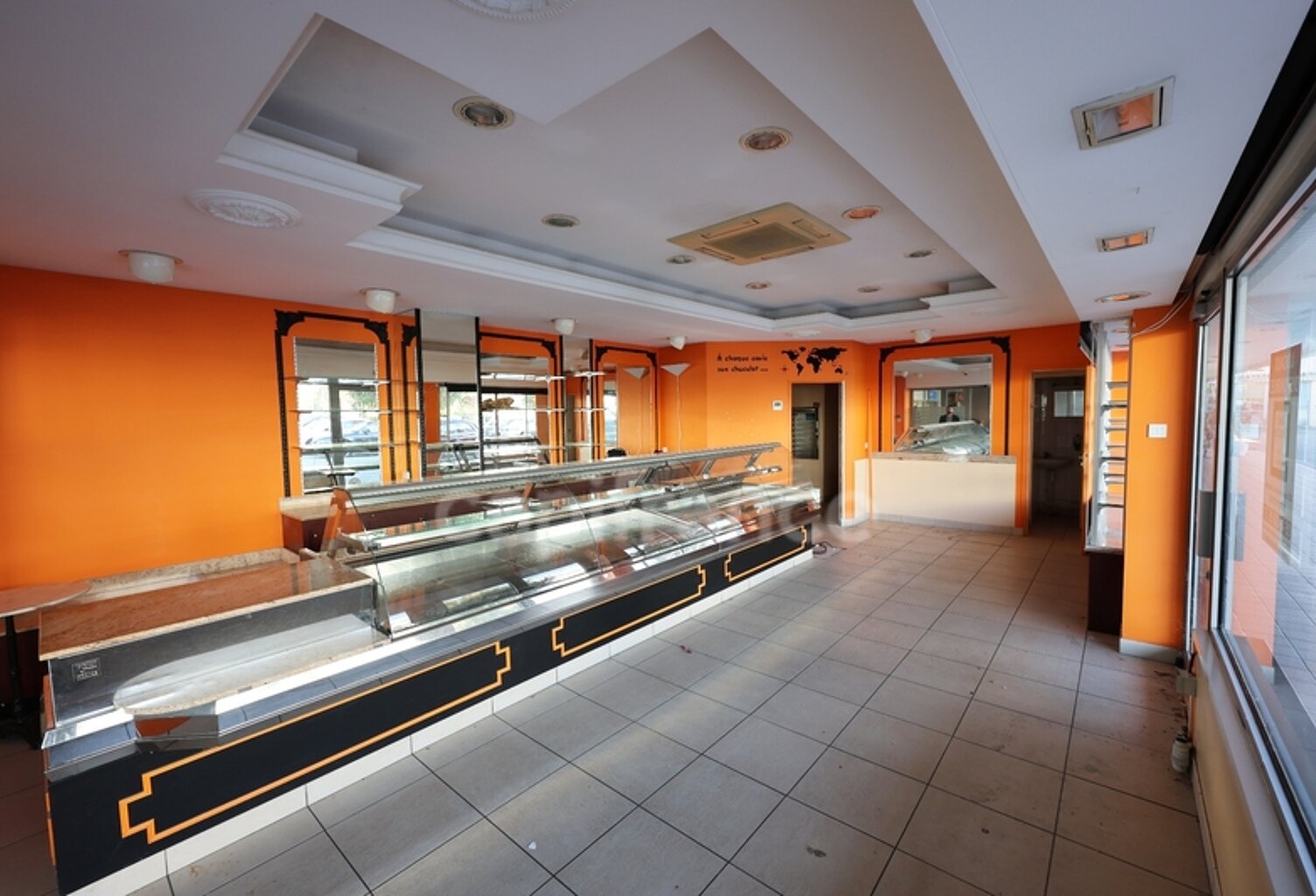 À vendre – Local commercial au cœur du plus grand marché de Poitiers — photo 1