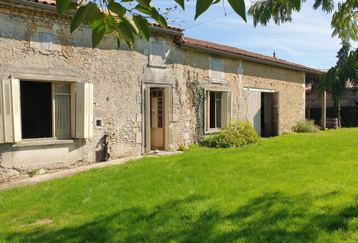 Maison et dépendances proche de BAIGNES SAINTE RADEGONDE (16) — photo 1