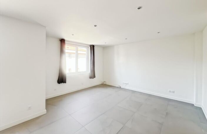 RARE ! APPARTEMENT RÉNOVÉ, LUMINEUX, AUCUN TRAVAUX. PARKING INCLUS — photo 4