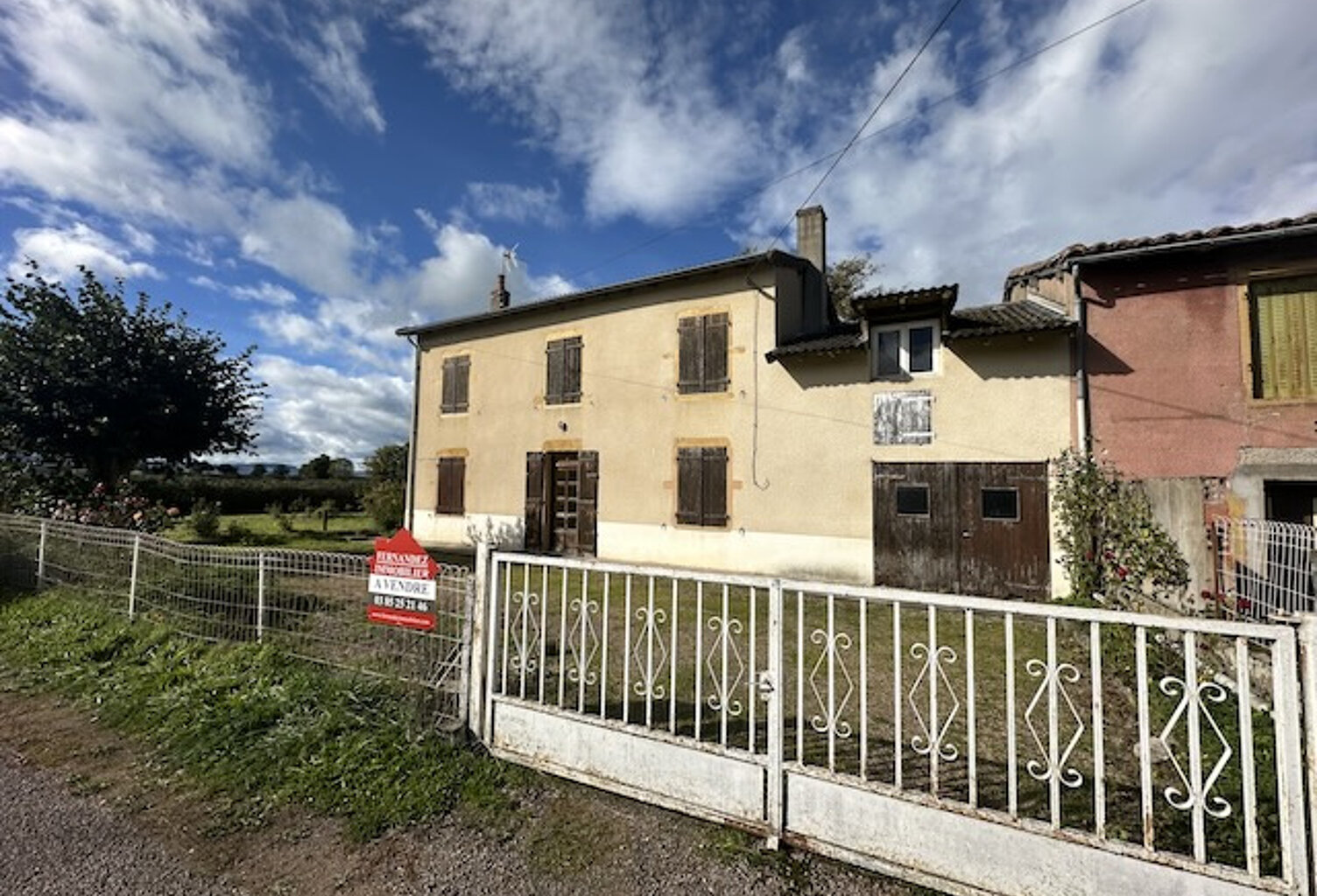 Maison mitoyenne de 99 m2 hab et dépendances attenantes — photo 1