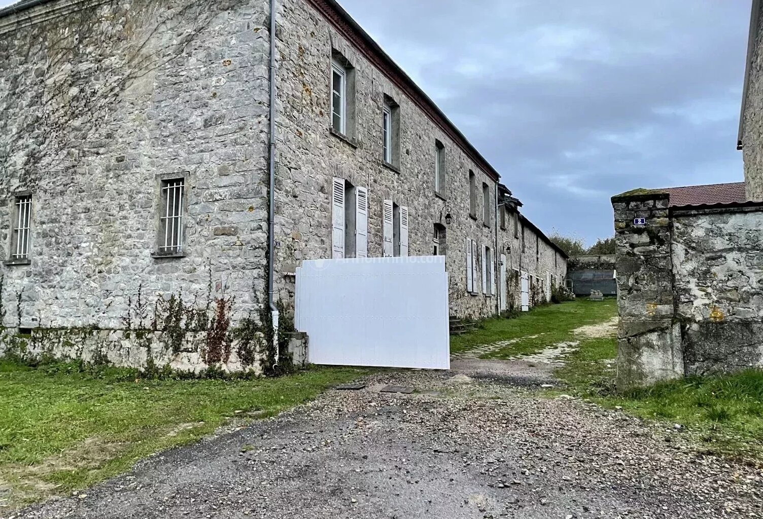 HAUTEVESNES – Ferme de caractère avec fort potentiel sur près d’1,5 hectare — photo 1