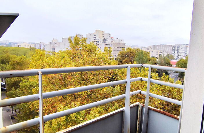 VILLEURBANNE - STUDIO 28 M2 DERNIER ETAGE AVEC BELLE VUE ET GARAGE — photo 5