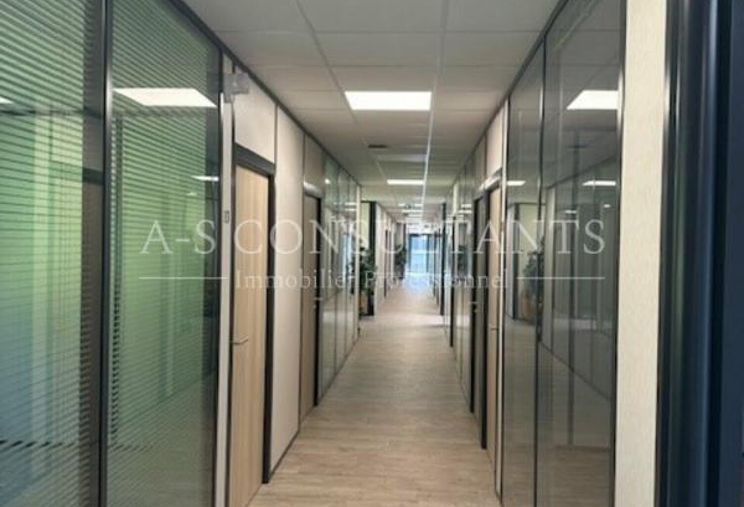 BUREAUX (DIVISION POSSIBLE) à louer — photo 1