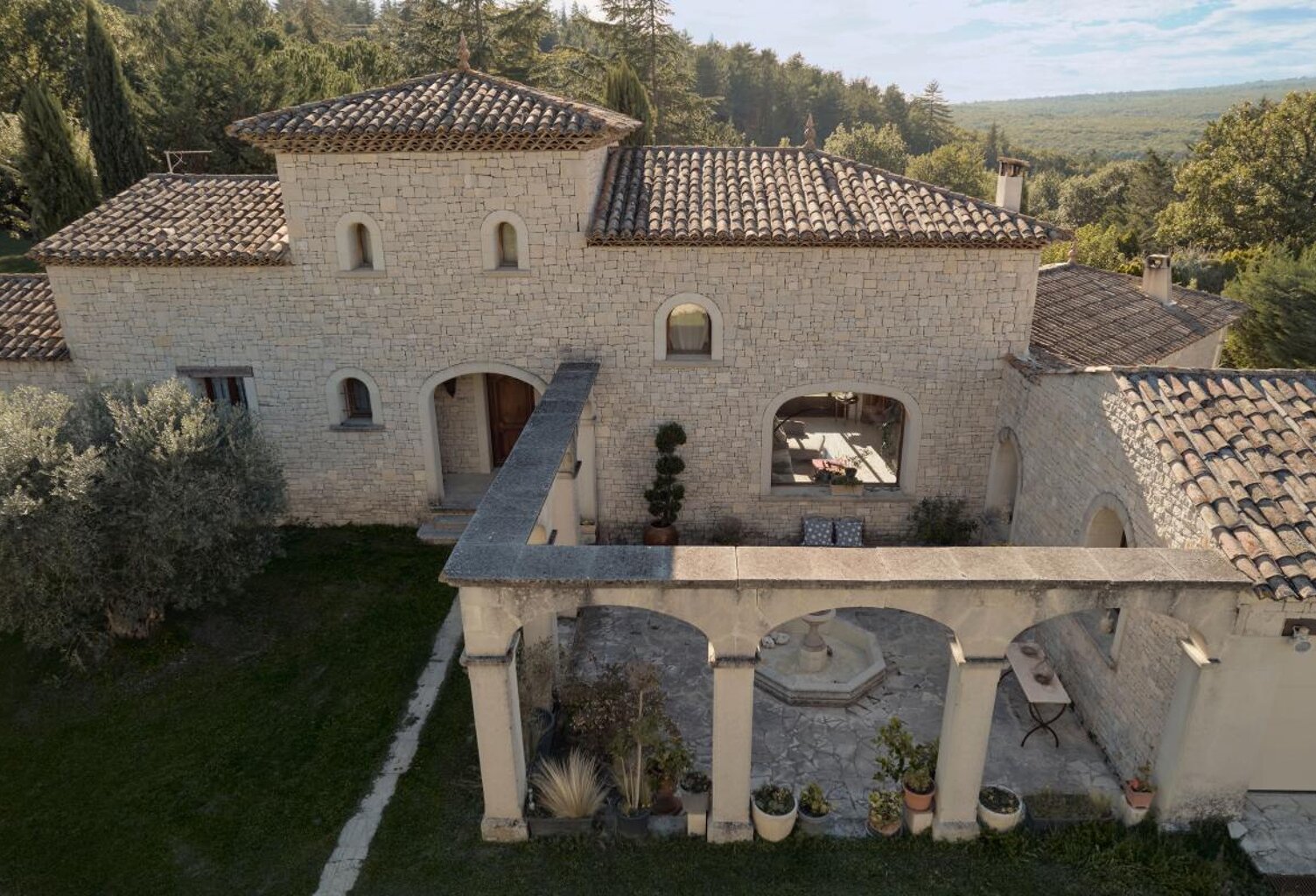 Maison doublée en pierres avec 9000 m² de terrain et piscine — photo 1
